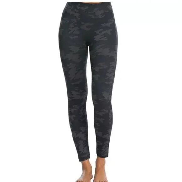 SPANX Women's •Size Large• Seamless Compression Camoflauge Black Gray Leggings - Picture 2 of 8